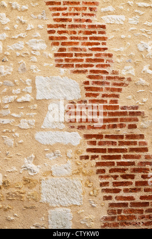 Nettoyé et re-fait mur montrant en brique et pierre détail - France. Banque D'Images