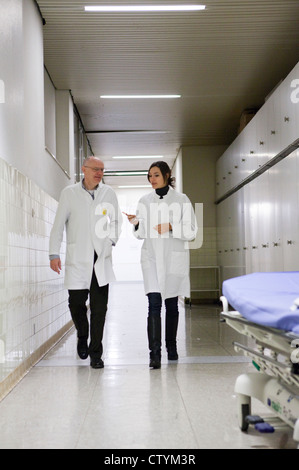 Descendre le couloir de l'hôpital les médecins Banque D'Images