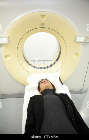 Scanner IRM-female patient in département de radiologie Banque D'Images