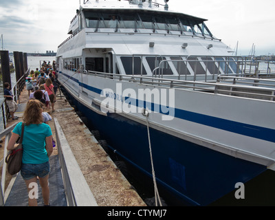 Les visiteurs jusqu'à bord du catamaran Aurora pour un 3 heures de croisière d'observation des baleines en banc Stellwagen Marine Sanctuary. Banque D'Images