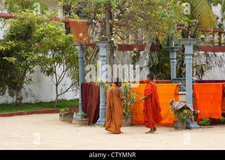 Jeunes moines avec blanchisserie à Gangarama Mahavihara temple bouddhiste, Hikkaduwa, Sri Lanka Banque D'Images