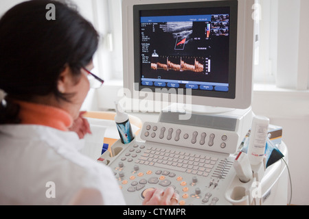 Cardiologue femme au travail Banque D'Images