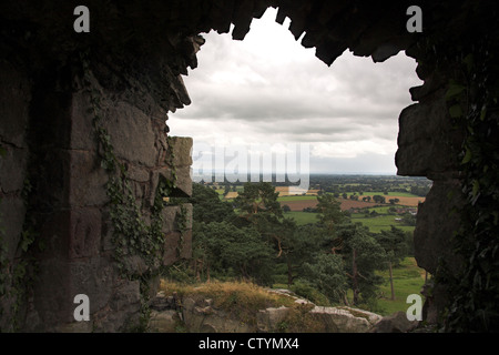 Ruines du château, vue sur la Plaine du Cheshire, à travers un trou dans le mur à Beeston Castle, Cheshire, Royaume-Uni Banque D'Images