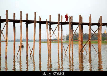 U Bein Bridge crossing moine - le plus long pont en teck (passerelle) dans le monde dans Amarapura, Mandalay City, le Myanmar (Birmanie). Banque D'Images