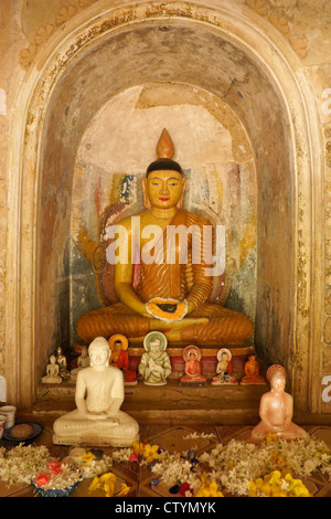 L'image de Bouddha au temple bouddhiste de Gangarama Mahavihara, Hikkaduwa, Sri Lanka Banque D'Images