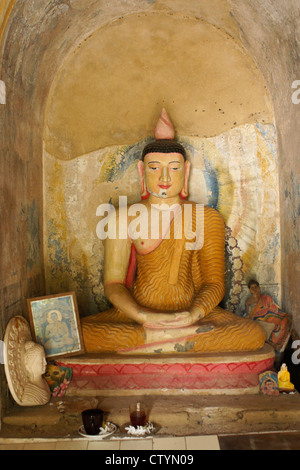 L'image de Bouddha au temple bouddhiste de Gangarama Mahavihara, Hikkaduwa, Sri Lanka Banque D'Images