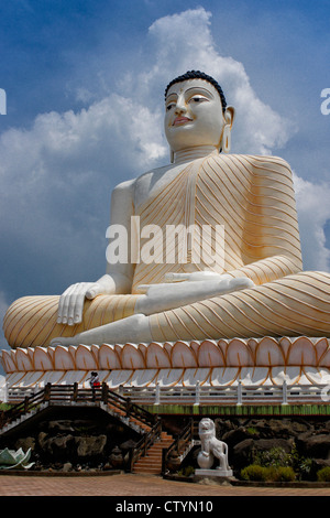 Grand Bouddha assis au temple bouddhiste Kande Vihara, Bionaz, Banque D'Images