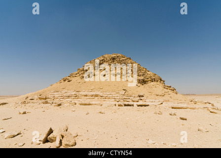 La pyramide rhomboïdale construite par l'Ancien Empire pharaon Snéfrou près de Dashur, site du patrimoine mondial de l'UNESCO, l'Égypte, l'Afrique du Nord, Afrique Banque D'Images