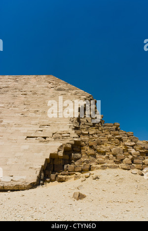 La pyramide rhomboïdale construite par l'Ancien Empire pharaon Snéfrou près de Dashur, site du patrimoine mondial de l'UNESCO, l'Égypte, l'Afrique du Nord, Afrique Banque D'Images