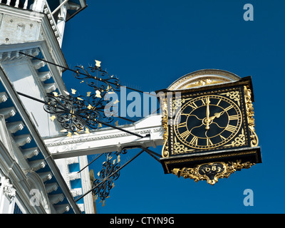 Le célèbre John Aylward Guildhall ornée du réveil 1683 montrant 2 heures , dans la ville historique de Guildford Surrey UK High Street Banque D'Images