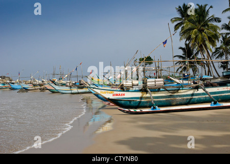 Outrigger bateaux de pêche (pirogues de mer ou d'Oru) sur plage, Kumarakanda, Sri Lanka Banque D'Images