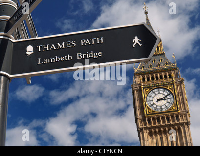 Poteau de signalisation en direction de Westminster visiteurs piétons à Thames Path. Big Ben Clock Tower en arrière-plan London UK Banque D'Images