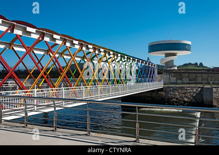 Pont de San Sebastian près du Centre Culturel International Niemeyer, conçu par l'architecte Brésilien Oscar Niemeyer Avilés, dans les Asturies, Espagne. Banque D'Images