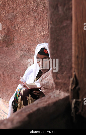 Femme Chrétienne orthodoxe consacré, à Lalibela, Ethiopie Banque D'Images