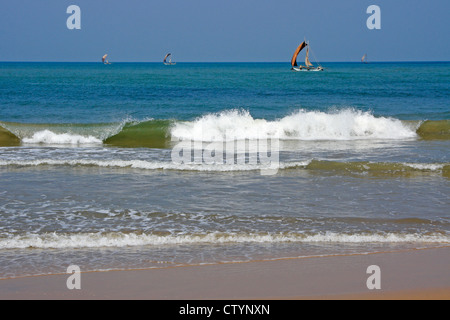 Outrigger (ORU) bateaux de pêche au large des côtes de l'Océan Indien, Negombo, Sri Lanka Banque D'Images