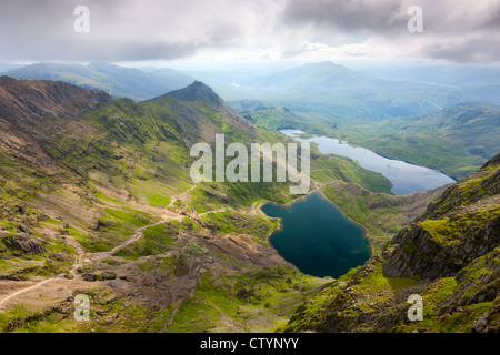 Vue depuis le mont Snowdon sur Glaslyn et Llyn LLydaw, Parc National de Snowdonia, Pays de Galles Banque D'Images