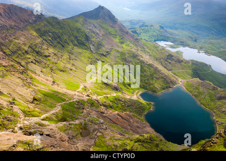 Vue depuis le mont Snowdon sur Glaslyn et Llyn LLydaw, Parc National de Snowdonia, Pays de Galles Banque D'Images