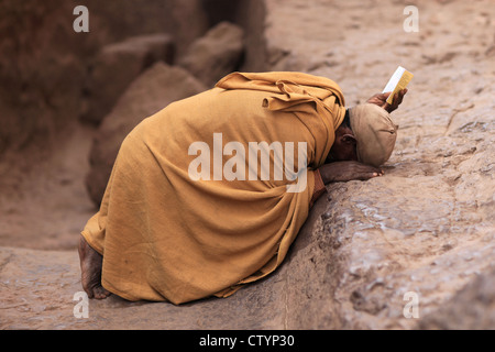 Prêtre chrétien africain priant Banque D'Images