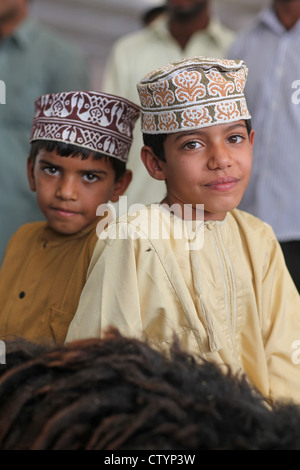 Oman les garçons avec un mouton au marché à Muscat, Oman Banque D'Images