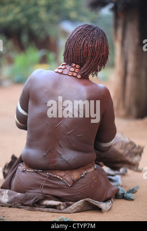 Femme Tribal avec des cicatrices sur son dos, la vallée de l'Omo en Ethiopie Banque D'Images