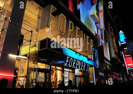 Néon nuit vue oblique, vers l'Ouest 45e Rue, l'éclairage électrique Forever 21 boutique store, 7ème Avenue, Times Square, New York Banque D'Images