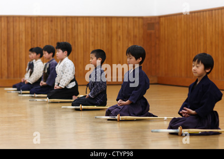 Les enfants japonais à une leçon de kendo Banque D'Images