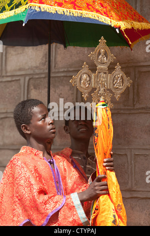 Les jeunes prêtres avec croix éthiopiennes lors d'une procession religieuse, en Ethiopie, l'Afrique. Banque D'Images