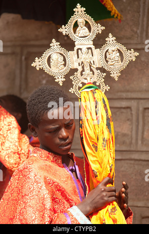 Jeune prêtre avec croix éthiopiennes lors d'une procession religieuse, en Ethiopie, l'Afrique. Banque D'Images