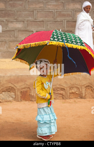 Jeune fille africaine avec parapluie Banque D'Images