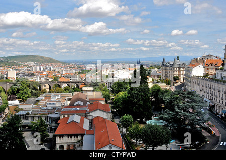 Vue aérienne sur la ville de Royat Chamalieres et Clermont-Ferrand ( arrière-plan ) , Puy de Dôme, Auvergne, massif Central, France Banque D'Images