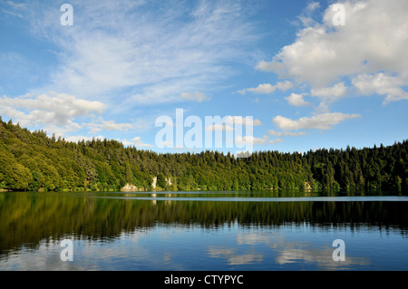 Lac Pavin Auvergne Puy de Dome Massif Central France Banque D'Images