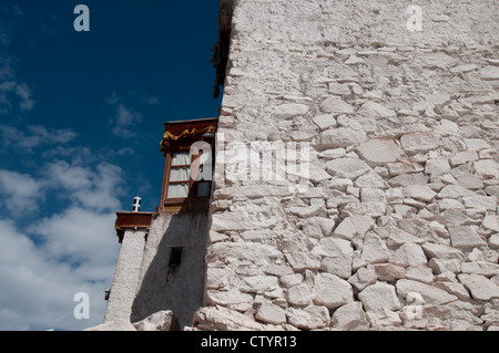 Détail d'un mur en pierre blanche et au monastère de Shey fenêtre Shey, Ladakh, India Banque D'Images