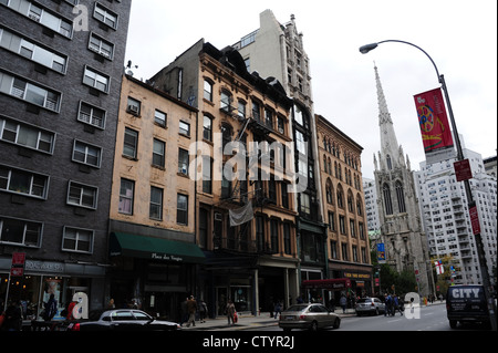 Ciel gris sur l'automne, à l'église de grâce, la brique tènements et boutiques au rez-de-chaussée, à l'angle de Broadway et de West 12th Street, New York Banque D'Images