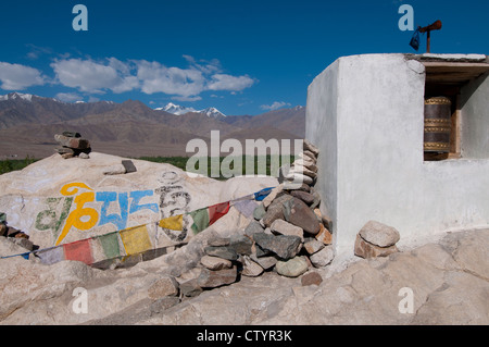Sur la montagne depuis le toit d'un bâtiment de pierre blanchis à Shey au monastère, Ladakh, Inde. Banque D'Images