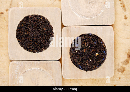 Earl Grey et Lady Grey feuilles de thé noir sur bois Banque D'Images