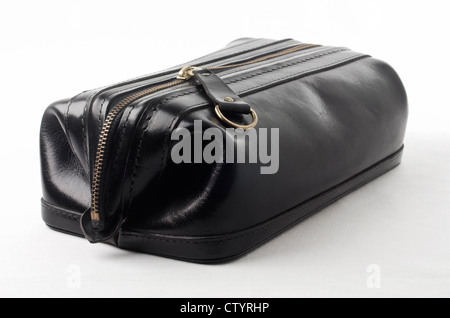 L'homme en cuir noir sac d'accessoires de toilette cosmétique pochette ou isolé sur fond blanc avec l'exemplaire de l'espace. Banque D'Images