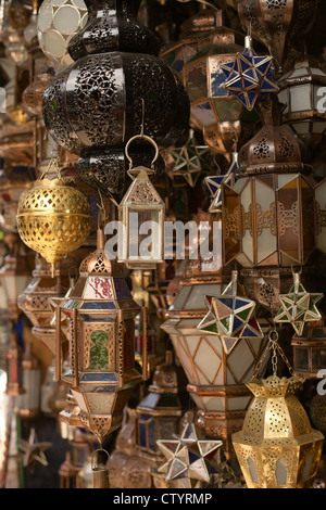 Verre et métal marocain lampes lanternes dans le souk de Marrakech Banque D'Images