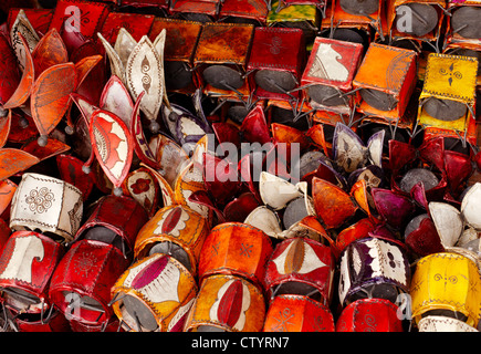 Cuir marocain lampes lanternes dans le souk de Marrakech Banque D'Images