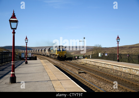 Train de charbon Freightliner passant Garsdale gare sur la célèbre s'installer à Carlisle railway, Garsdale, Cumbria, Angleterre Banque D'Images