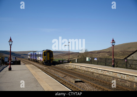 Northern Rail train Garsdale gare sur la célèbre s'installer à Carlisle railway, Garsdale, Cumbria, Angleterre. Banque D'Images