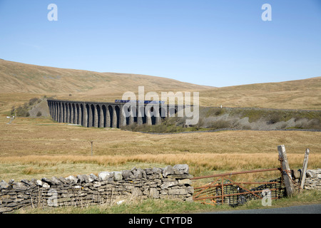 Northern Rail train traversant le célèbre viaduc Ribblehead sur la régler et ligne de chemin de fer, Carlilse Ribblehead, Yorkshire du Nord. Banque D'Images