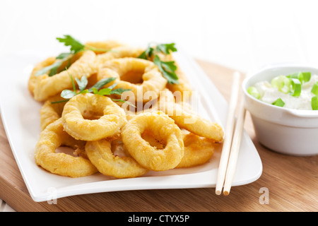 Anneaux de calmars frits avec du yogourt trempette à l'ail Banque D'Images