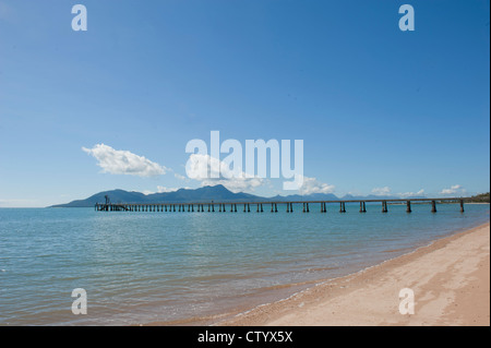 La jetée de Cardwell sur les sports et loisirs, la porte d'Hinchinbrook National Park. Banque D'Images