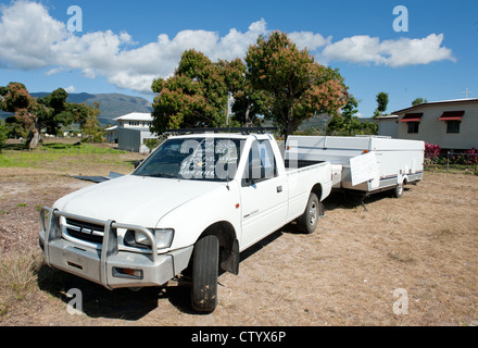 Pick-up voiture avec remorque à vendre sur une parcelle de terre au large de l'autoroute à Cardwell, Tropical North Queensland, Australie Banque D'Images