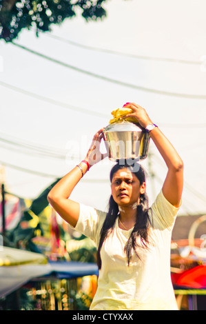 Festival Thaipusam, une femme dévote est porteur d'un pot de lait de vache comme offrande. Penang, Malaisie 2011. Banque D'Images