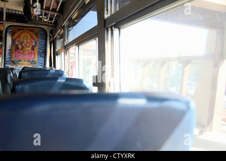 Des sièges vides sur le bus Banque D'Images