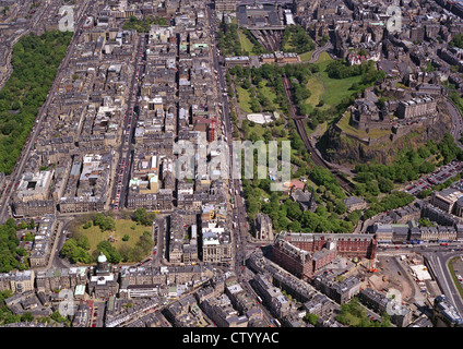 Vue aérienne du centre-ville d'Édimbourg à l'est jusqu'à Princes Street, le château d'Édimbourg Banque D'Images