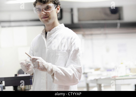 Scientist holding dropper in lab Banque D'Images