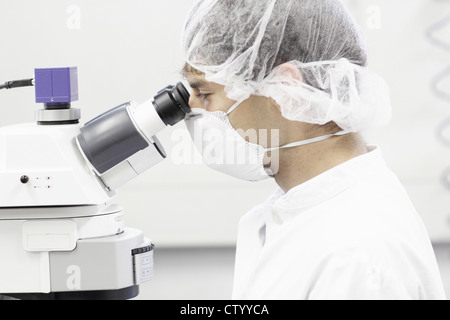 Scientist using microscope in lab Banque D'Images