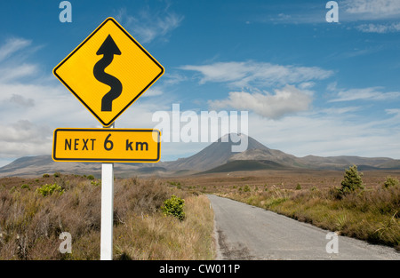 Le Parc National de Tongariro en Nouvelle-Zélande. Les sommets du Mont Ngauruhoe et le Mont Tongariro volcans actifs sur l'Île du Nord Banque D'Images